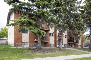 Maple Glen Manor in Red Deer, AB - Building Photo