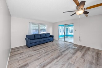 7001 142nd Ave N in Largo, FL - Foto de edificio - Building Photo