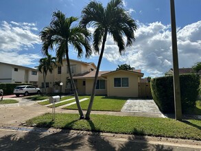 8302 SW 10th St in Miami, FL - Foto de edificio - Building Photo