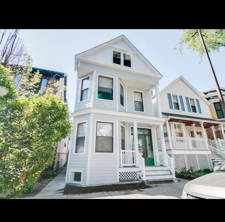 1915 W Roscoe St, Unit 3 - Coach House in Chicago, IL - Foto de edificio