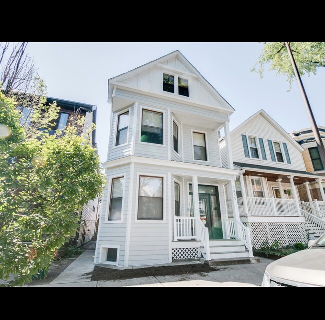 1915 W Roscoe St, Unit 3 - Coach House