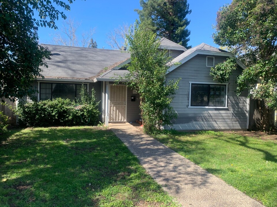 890 E 8th St in Chico, CA - Building Photo