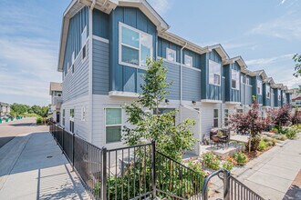 1047 Oak Cir in Lakewood, CO - Building Photo - Building Photo