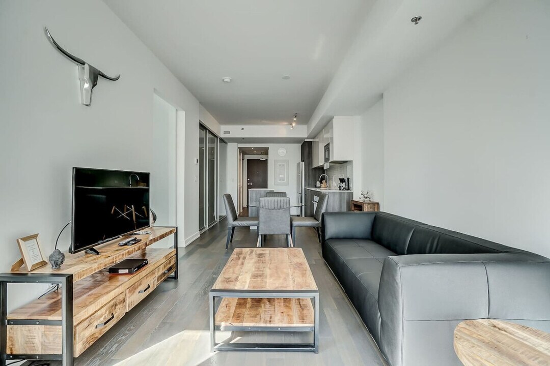 199 Slater St. in Ottawa, ON - Building Photo