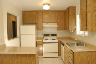 Sand Creek Apartments in Lodi, CA - Building Photo - Building Photo