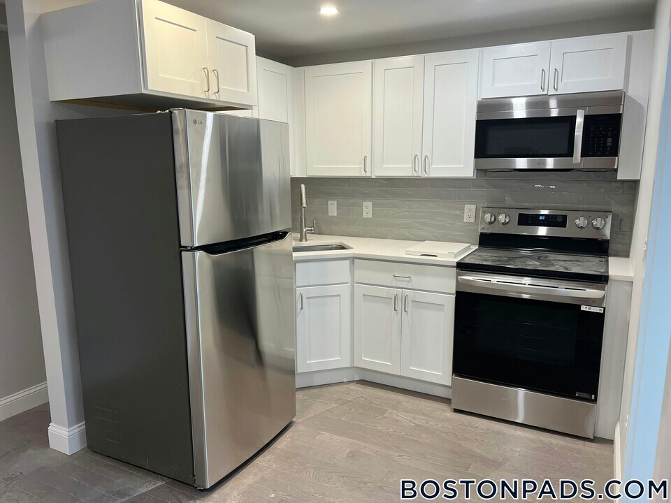 328 Bank St in Harwich, MA - Building Photo