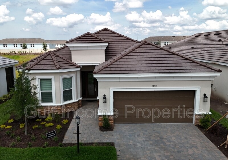 16419 Isola Pl in Lakewood Ranch, FL - Building Photo