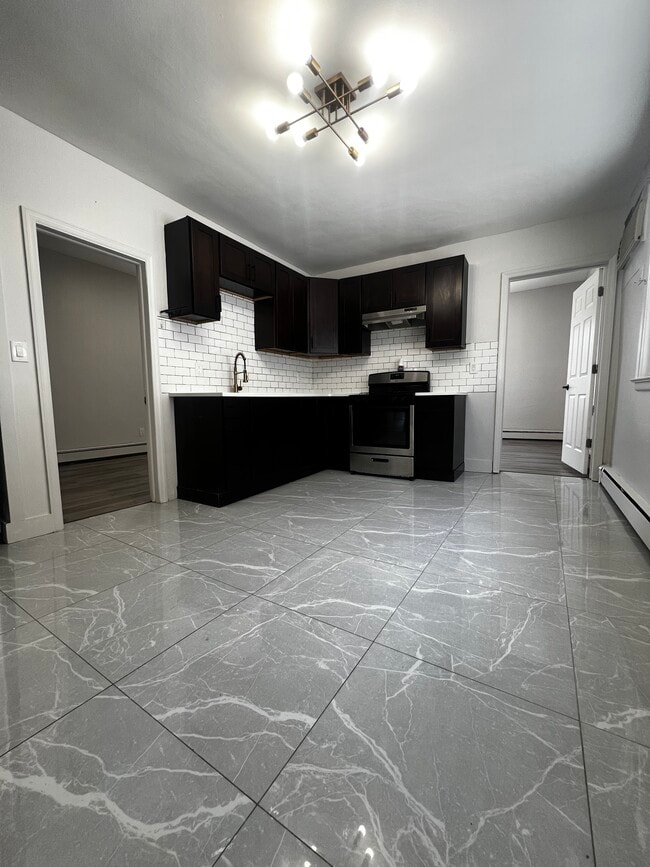 44 W 11th St, Unit 2 in Bayonne, NJ - Foto de edificio - Building Photo