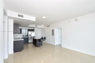 90 SW 3rd St, Unit 3008 in Miami, FL - Building Photo - Building Photo