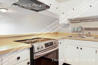 9209 Seminole Blvd in Seminole, FL - Foto de edificio - Building Photo