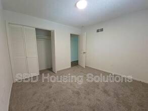 405 S Forest Ave in Sugar Creek, MO - Foto de edificio - Building Photo