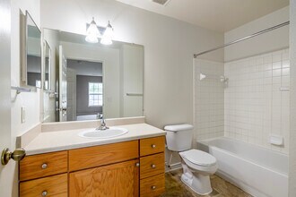 Stratford Place at Brownstown in Brownstown, MI - Foto de edificio - Interior Photo