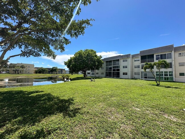 8450 Sunrise Lakes Blvd in Sunrise, FL - Foto de edificio - Building Photo