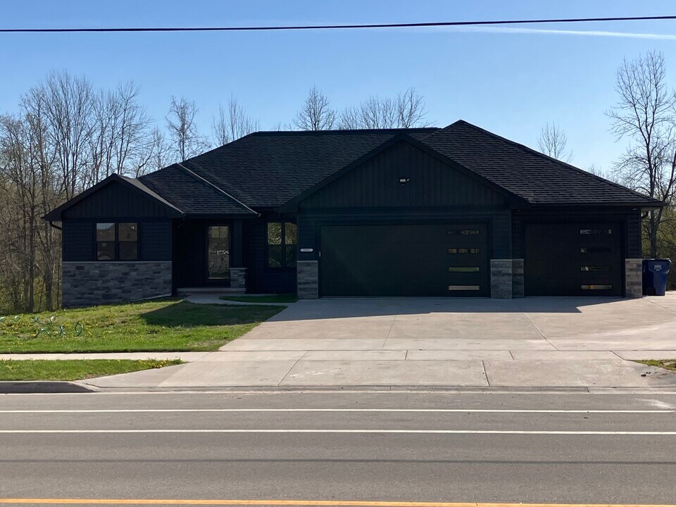 2891 Manitowoc Rd in Green Bay, WI - Building Photo