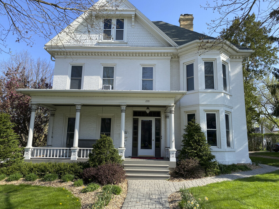 220 Park Ave, Unit #220B in Beaver Dam, WI - Foto de edificio