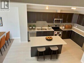 302 Ilmenite Private in Ottawa, ON - Building Photo - Building Photo