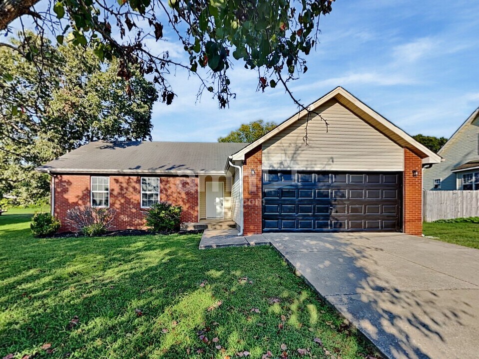 634 Mable Dr in La Vergne, TN - Foto de edificio