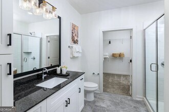 5617 Oak St in Fairburn, GA - Foto de edificio - Building Photo