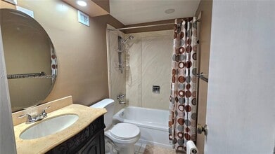 6020 NW 44th St, Unit #407 in Lauderhill, FL - Foto de edificio - Building Photo