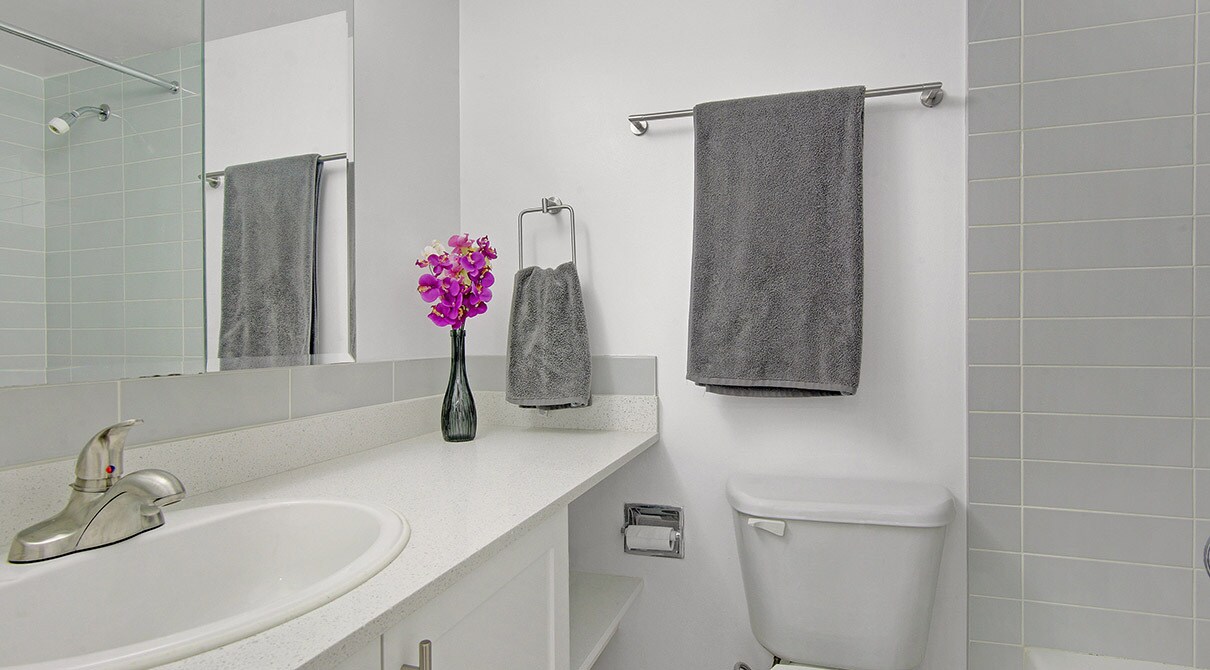 1920 Alberni St in Vancouver, BC - Building Photo