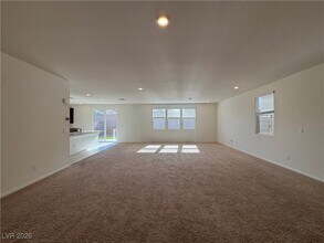 8109 Minavalle Ave in Las Vegas, NV - Building Photo - Building Photo