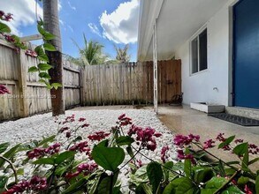 590 NW 40th Ct in Oakland Park, FL - Foto de edificio - Building Photo