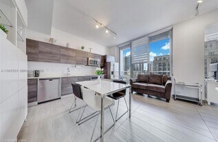 151 SE 1st St, Unit 1706 in Miami, FL - Building Photo