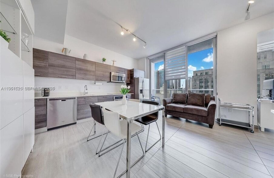 151 SE 1st St, Unit 1706 in Miami, FL - Building Photo