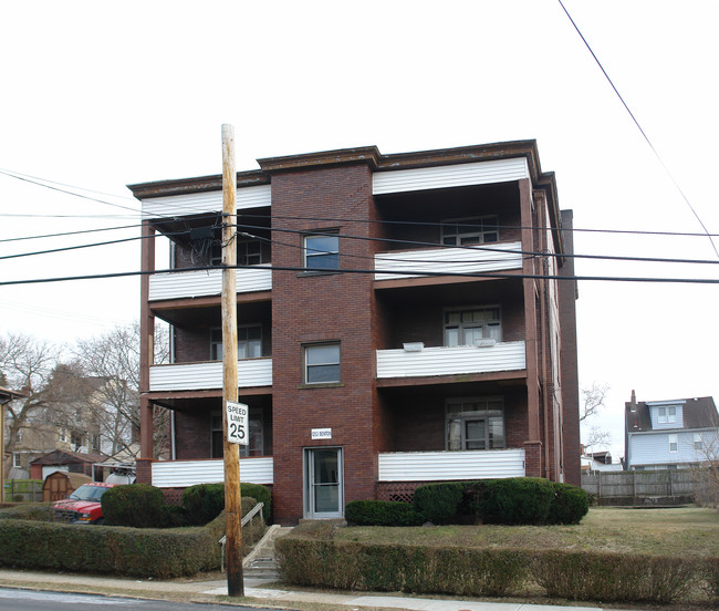 1253 Benton Ave in Pittsburgh, PA - Foto de edificio - Building Photo