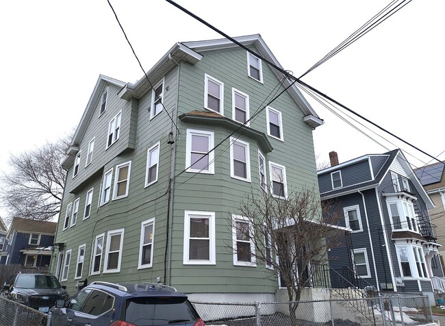 823-825 Main Street, Unit 1st Floor in Pawtucket, RI - Building Photo - Building Photo