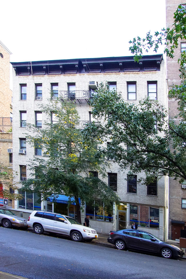 333 E 70th St in New York, NY - Building Photo - Building Photo