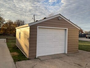 6306 N 2nd St in Loves Park, IL - Foto de edificio - Building Photo