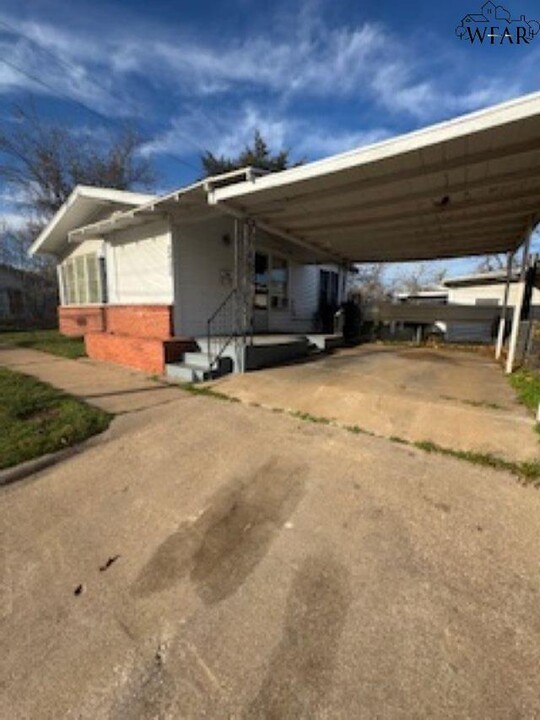 2406 Avenue E in Wichita Falls, TX - Building Photo