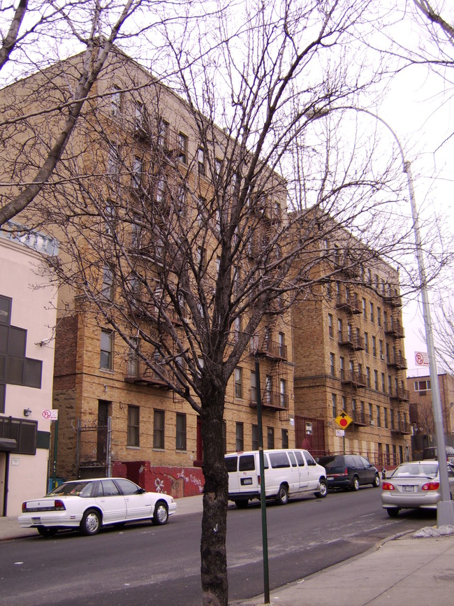 2055 Harrison Ave in Bronx, NY - Foto de edificio - Building Photo