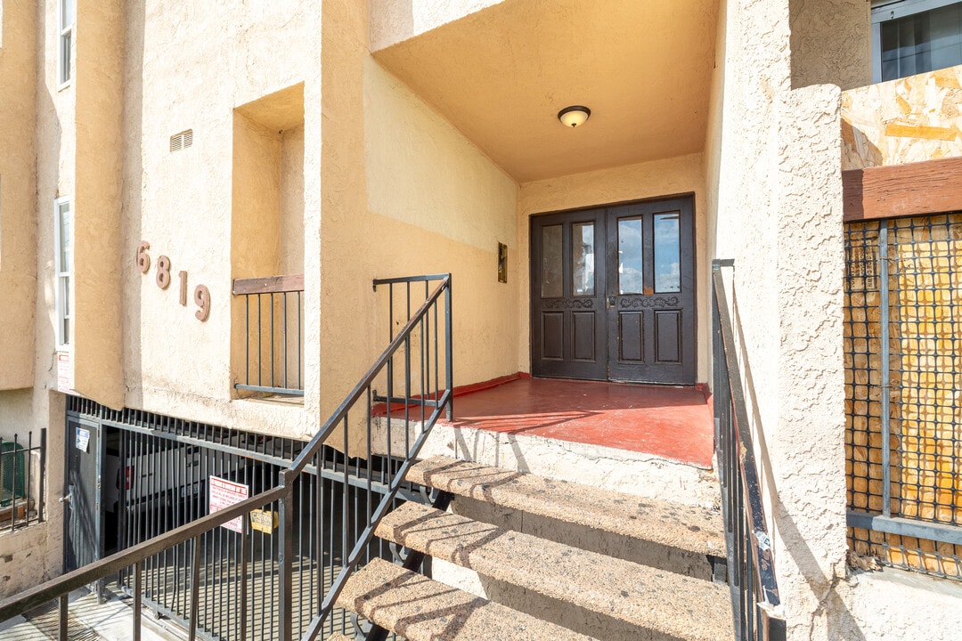 6819 Laurel Canyon Blvd. in North Hollywood, CA - Building Photo