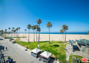 8 Brooks Ave in Los Angeles, CA - Building Photo - Building Photo