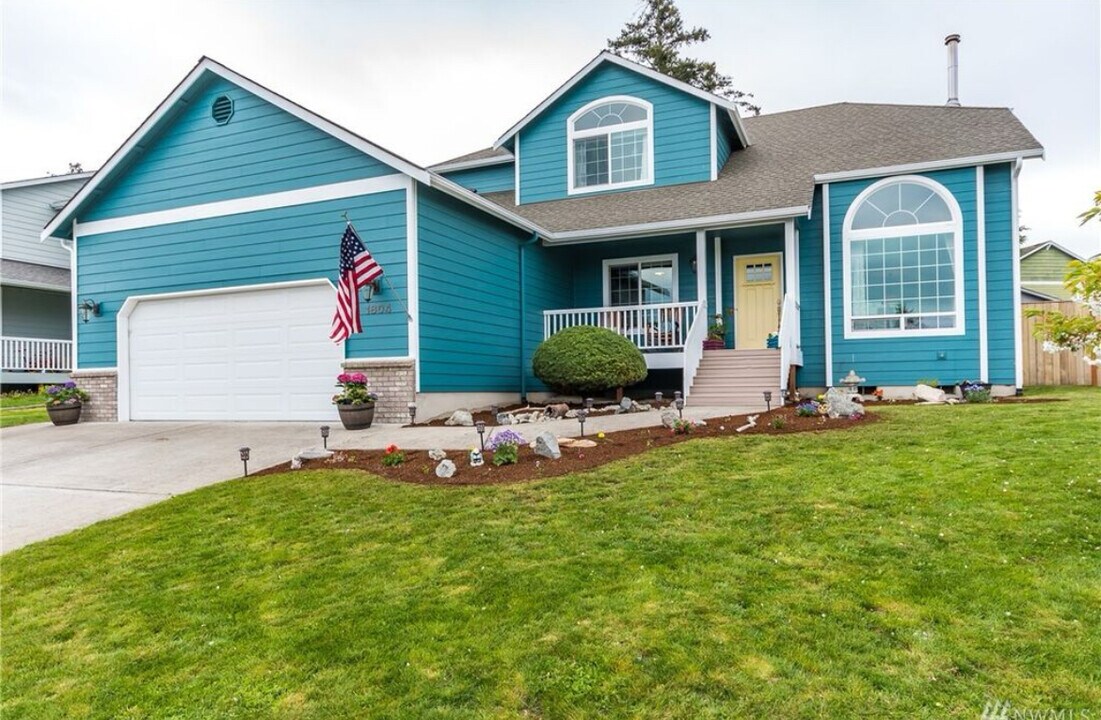 1804 SW Tahoe St in Oak Harbor, WA - Building Photo