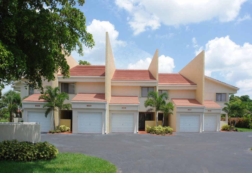 9015 NW 38th Dr in Coral Springs, FL - Foto de edificio