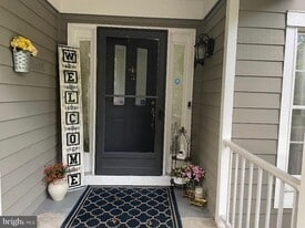 18 E Countryside Dr in Princeton, NJ - Building Photo