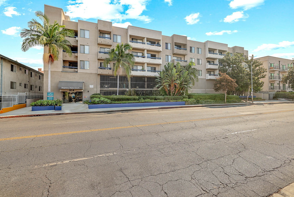 Regency Palm Court in Los Angeles, CA - Building Photo
