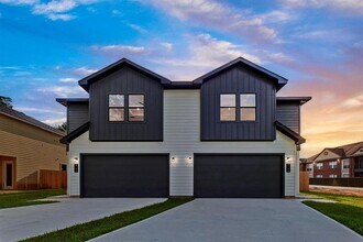516 Clinton St in Conroe, TX - Building Photo - Building Photo