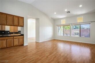 8133 Chestnut Hollow Ave in Las Vegas, NV - Building Photo - Building Photo