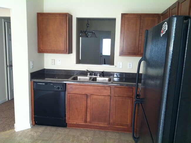 7160 Grosbeak St in Union City, GA - Foto de edificio - Building Photo