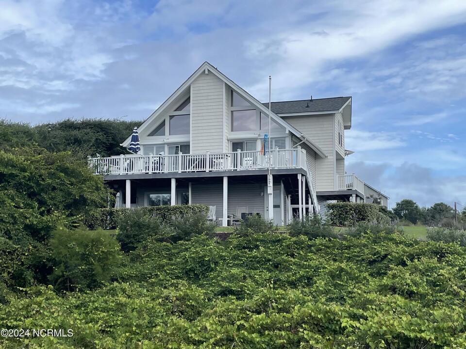 101 Sea Dunes Dr in Emerald Isle, NC - Building Photo