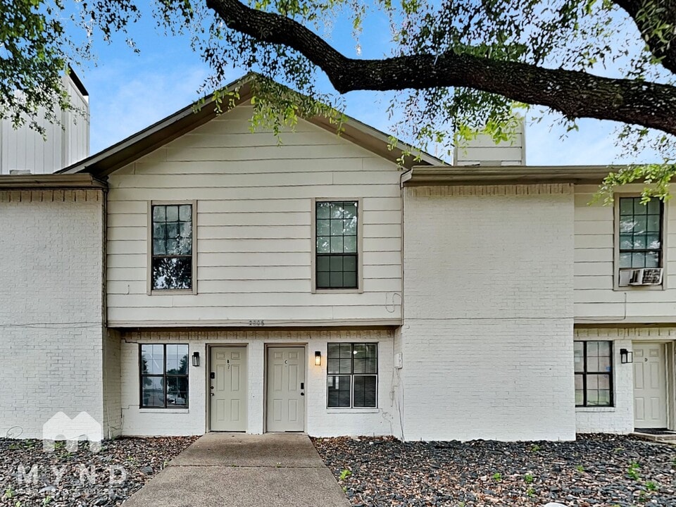 2806 Wimbledon Ct in Garland, TX - Building Photo