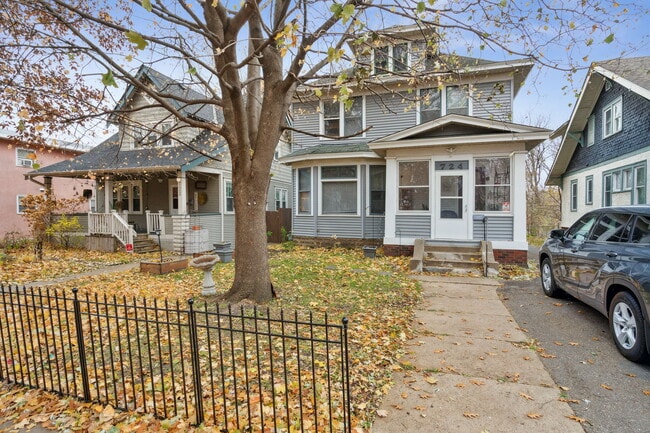 724 Como Ave, Unit Condo 3