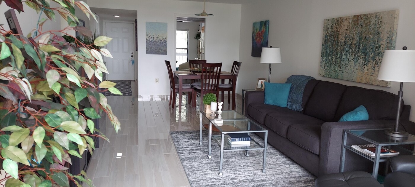 1328 Pasadena Ave S, Unit 207 in South Pasadena, FL - Foto de edificio
