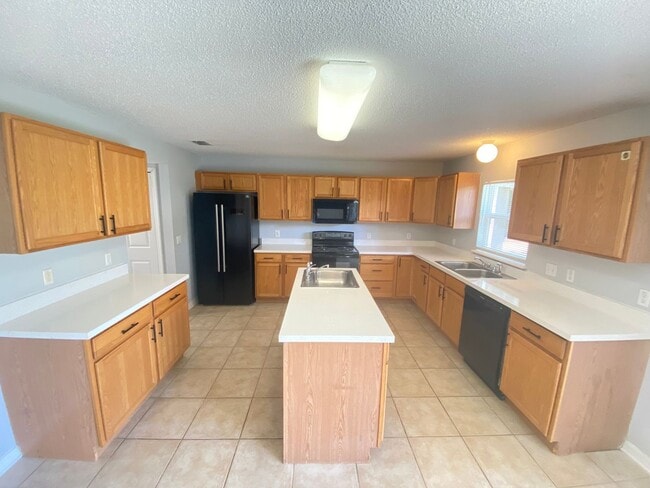 Beautiful 4B/3.5B/2 Car Garage 2-Story Home! in Orlando, FL - Building Photo - Building Photo