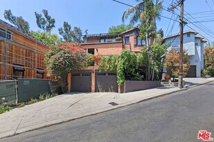 2001 Pinehurst Rd in Los Angeles, CA - Building Photo