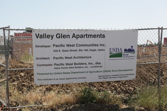 Valley Glen Apartments in Dixon, CA - Foto de edificio - Building Photo